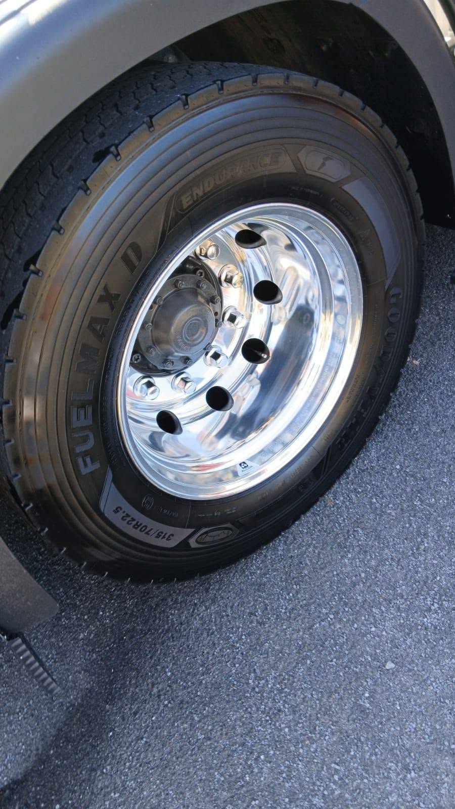 Commercial vehicle wheel and tyre detail